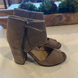 KDB Kelsi Dagger Brooklyn size 8 taupe suede open toe zip‎ sandal heel booties